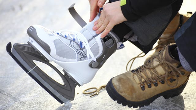 Eine Person zieht sich Schlittschuhe an (Symbolfoto): Die Eisdisco im "Paradice" ist eskaliert.