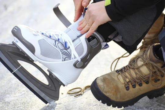 Eine Person zieht sich Schlittschuhe an (Symbolfoto): Die Eisdisco im "Paradice" ist eskaliert.