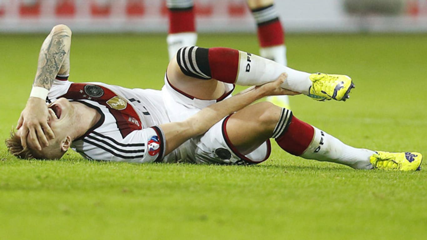 Schon wieder verletzt, schon wieder im Länderspiel: Marco Reus kann es nicht fassen.