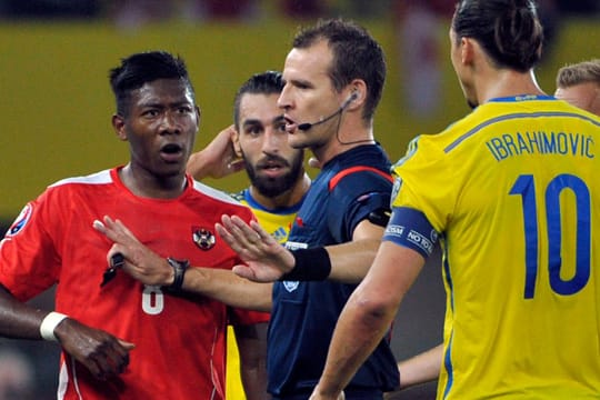 David Alaba (li.) ist stocksauer nach der Attacke von Zlatan Ibrahimovic.