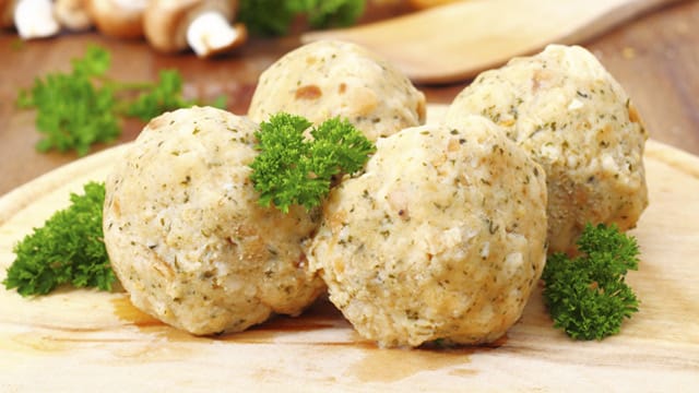 Semmelknödel sind eine leckere Beilage zum deftigen Oktoberfestessen und schnell gemacht.