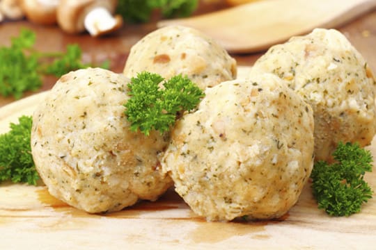 Semmelknödel sind eine leckere Beilage zum deftigen Oktoberfestessen und schnell gemacht.