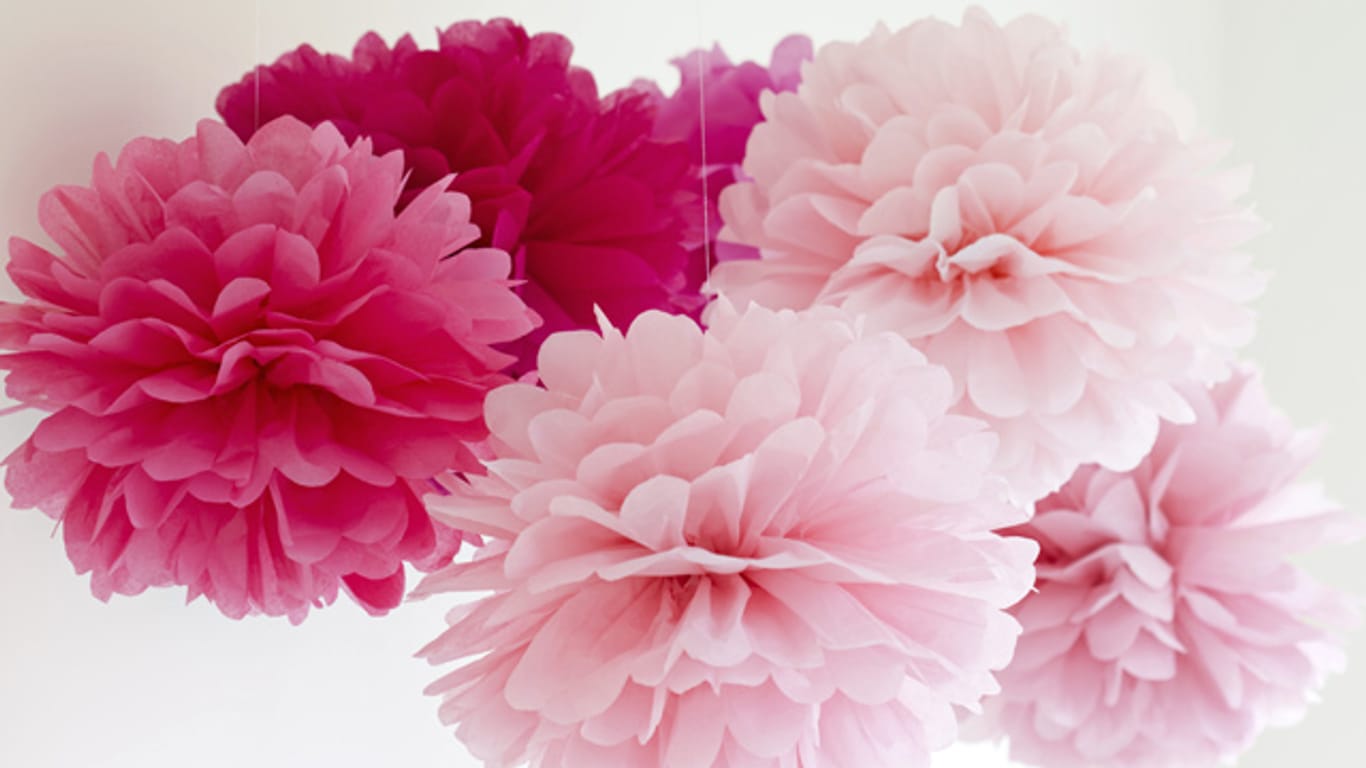 Schöne dekorative Blumen können Sie auch aus Seidenpapier herstellen