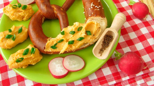 Obatzter ist ein leckerer Aufstrich für eine bayrische Brotzeit und schmeckt besonders gut zu Bretzeln.