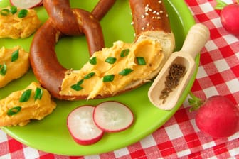 Obatzter ist ein leckerer Aufstrich für eine bayrische Brotzeit und schmeckt besonders gut zu Bretzeln.