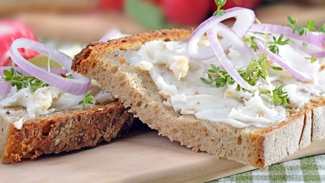 Garnieren können Sie den Griebenschmalz mit roten Zwiebeln und Kresse.