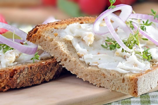 Garnieren können Sie den Griebenschmalz mit roten Zwiebeln und Kresse.