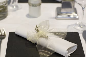 Bei der Tischdeko zur Silberhochzeit sollten auf jeden Fall die Farben Weiß und Silber vertreten sein