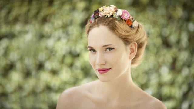 Ein Haarschmuck aus Blumen passt sehr gut zum Oktoberfest.