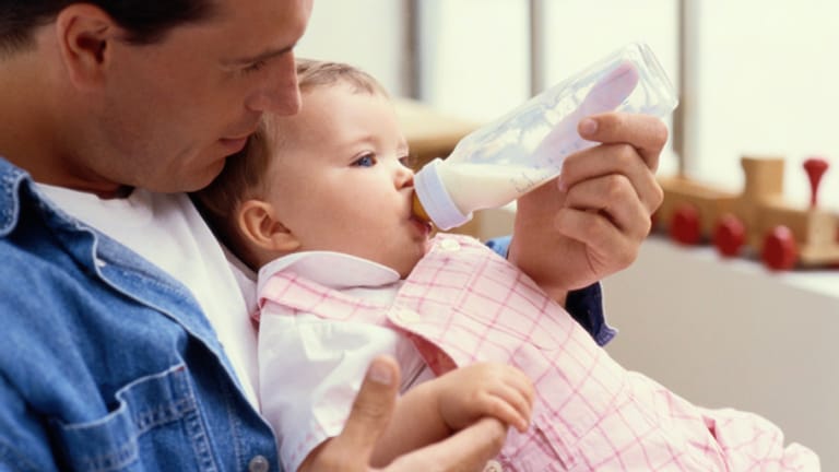 Wer nicht stillen kann oder möchte, findet ein großes Angebot an Säuglingsmilch im Handel