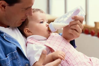 Wer nicht stillen kann oder möchte, findet ein großes Angebot an Säuglingsmilch im Handel