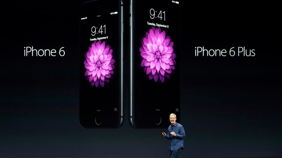 Tim Cook zeigt das iPhone 6 und iPhone 6 Plus