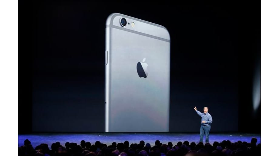 Phil Schiller zeigt das iPhone 6
