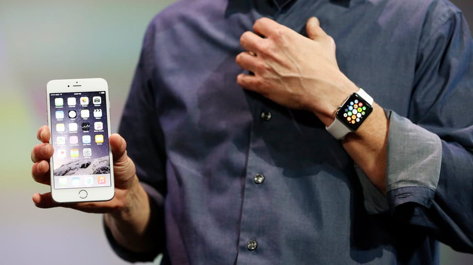 Tim Cook zeigt iPhone 6 und Apple Watch