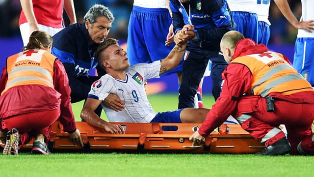 Der Dortmunder Ciro Immobile muss beim Länderspiel Italiens vom Platz getragen werden. Der Dortmunder Ciro Immobile muss beim Länderspiel Italiens vom Platz getragen werden.