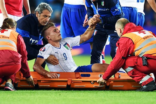 Der Dortmunder Ciro Immobile muss beim Länderspiel Italiens vom Platz getragen werden.