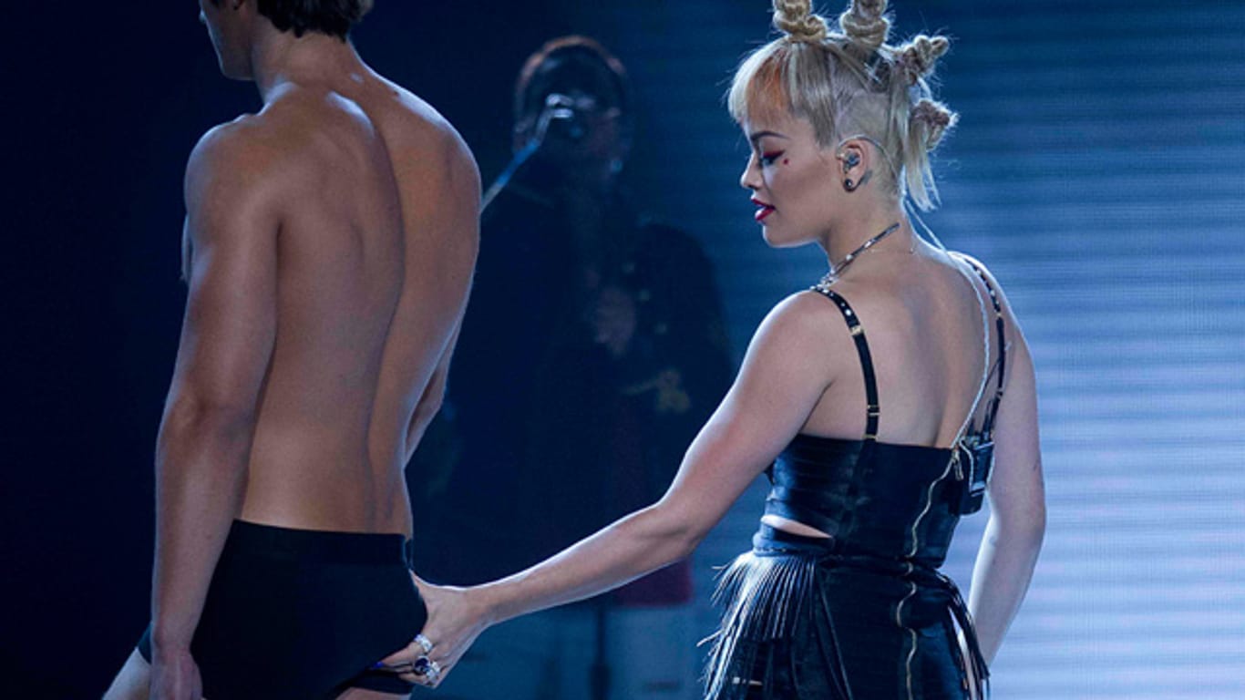 Knackig: Rita Ora kneift einem ihrer Tänzer in den Po.