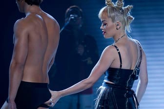 Knackig: Rita Ora kneift einem ihrer Tänzer in den Po.