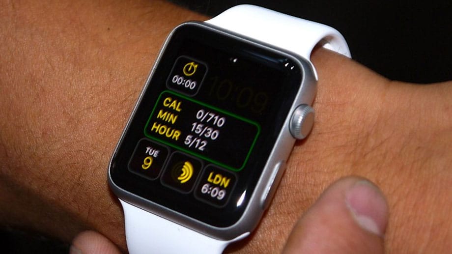 Anpassungsfähig: Die Benutzeroberfläche der Apple Watch lässt sich komplett an die eigenen Wünsche anpassen, so dass sie zum Beispiel neben der Uhrzeit Wetterinformationen oder Börsenkurse anzeigt.