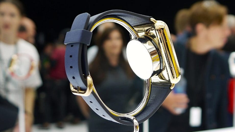 Ladegerät: Strom bekommt die Apple Watch drahtlos über ein Ladekabel, das sich magnetisch an der Unterseite der Uhr festhält.
