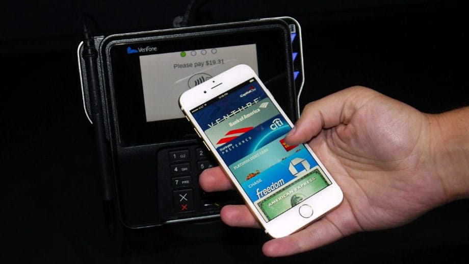 Bitte zahlen: Mit dem neuen Apple Pay kann man kontaktlos per iPhone seine Rechnung begleichen. Laut Apple funktioniert das in den USA mit 220.000 bestehenden Kassensystemen.