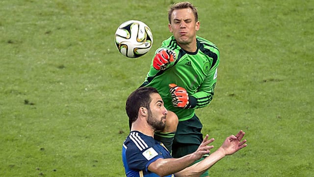 Torhüter Manuel Neuer (hinten) im Zweikampf mit dem Argentinier Gonzalo Higuain im Finale der WM.