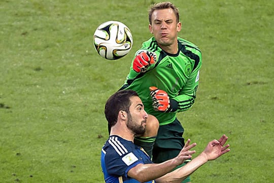 Torhüter Manuel Neuer (hinten) im Zweikampf mit dem Argentinier Gonzalo Higuain im Finale der WM.