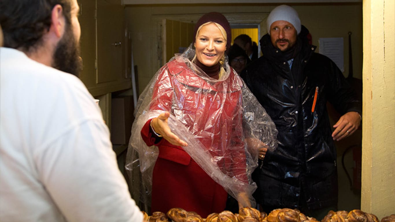 Mette-Marit und Haakon backen bei ihrer Provinztour sogar Brot.