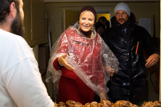 Mette-Marit und Haakon backen bei ihrer Provinztour sogar Brot.