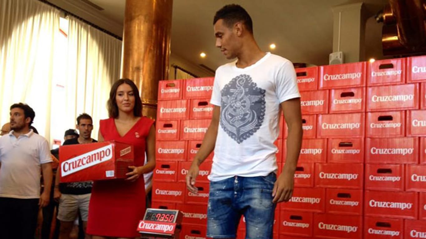 Sevillas Spieler Vitolo wird mit Bier aufgewogen.