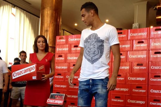 Sevillas Spieler Vitolo wird mit Bier aufgewogen.