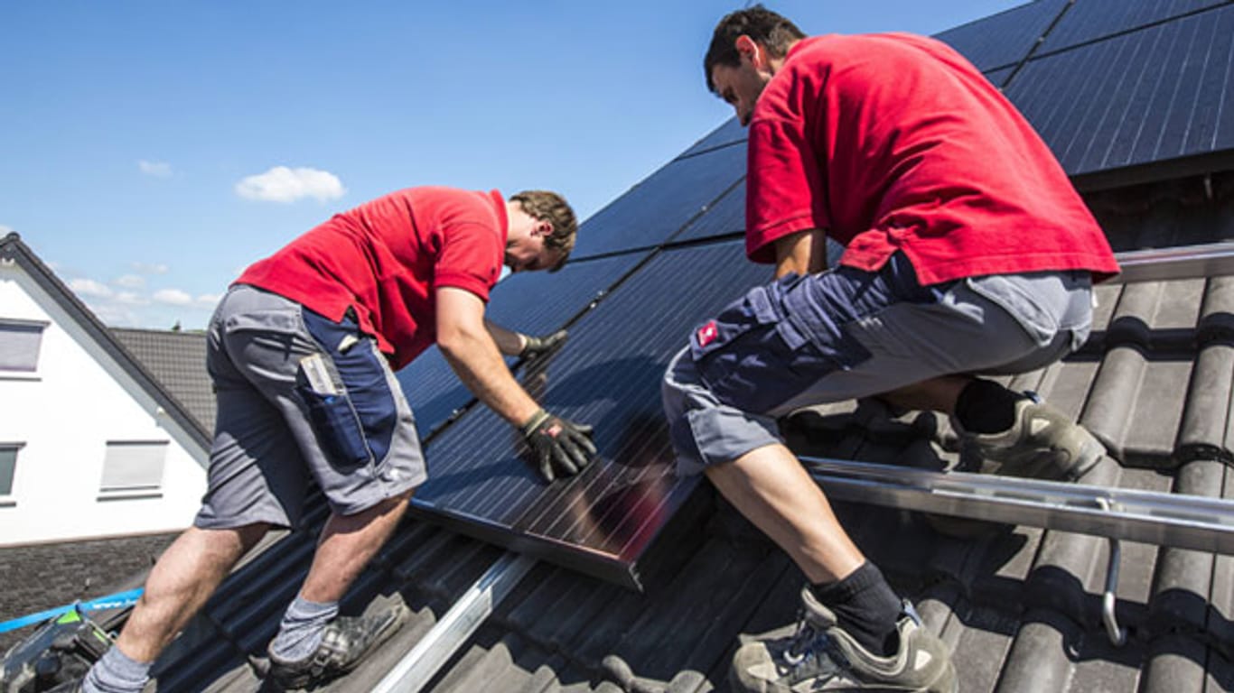 Trotz sinkender Einspeisevergütung kann sich eine Photovoltaik-Anlage auf dem Dach wirtschaftlich rentieren.