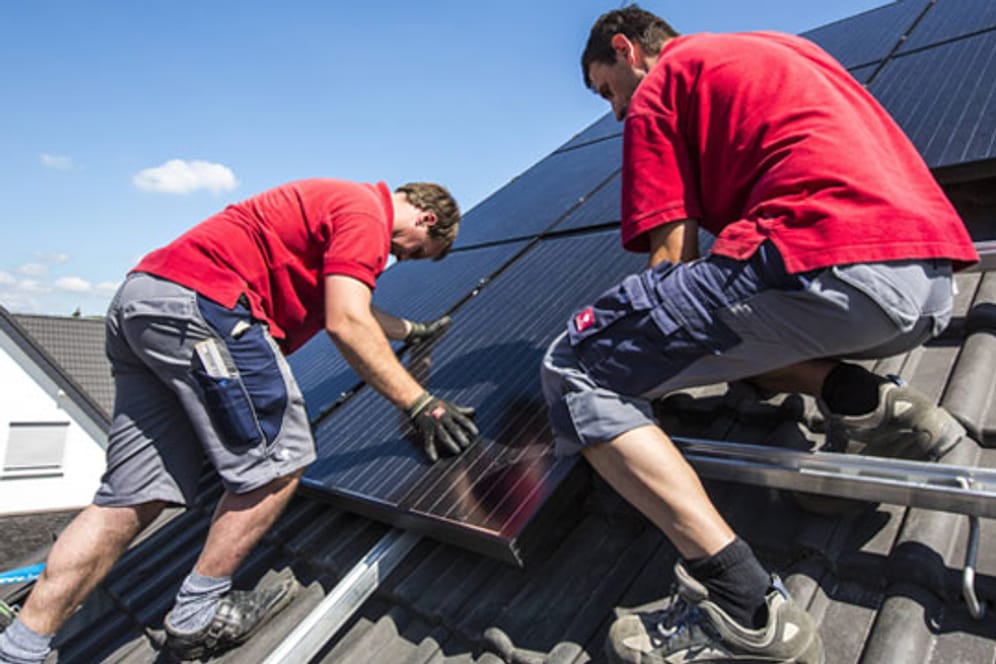 Trotz sinkender Einspeisevergütung kann sich eine Photovoltaik-Anlage auf dem Dach wirtschaftlich rentieren.