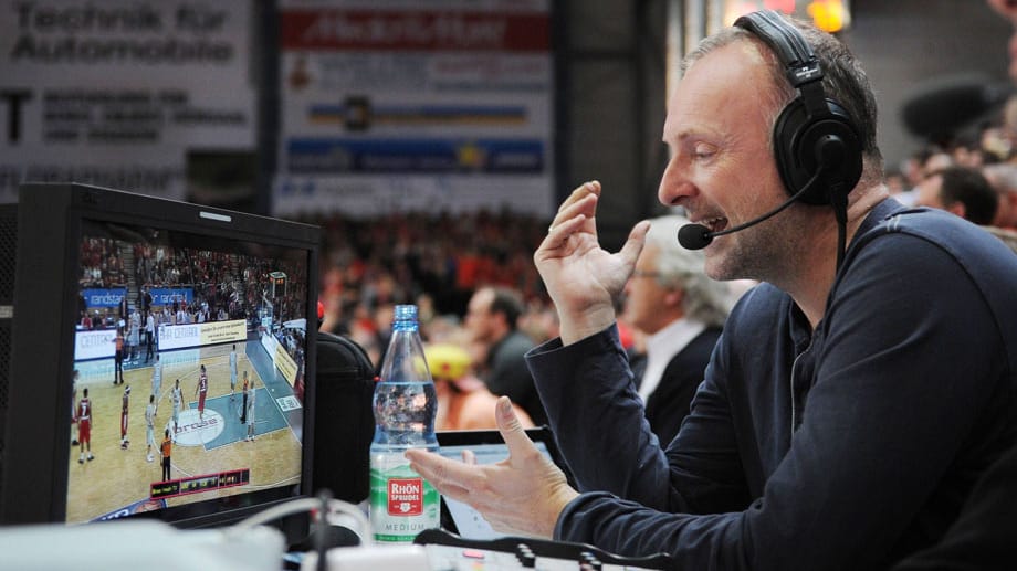 Basketball-Kultkommentator Frank Buschmann lässt seinen Emotionen in der BBL freien Lauf.