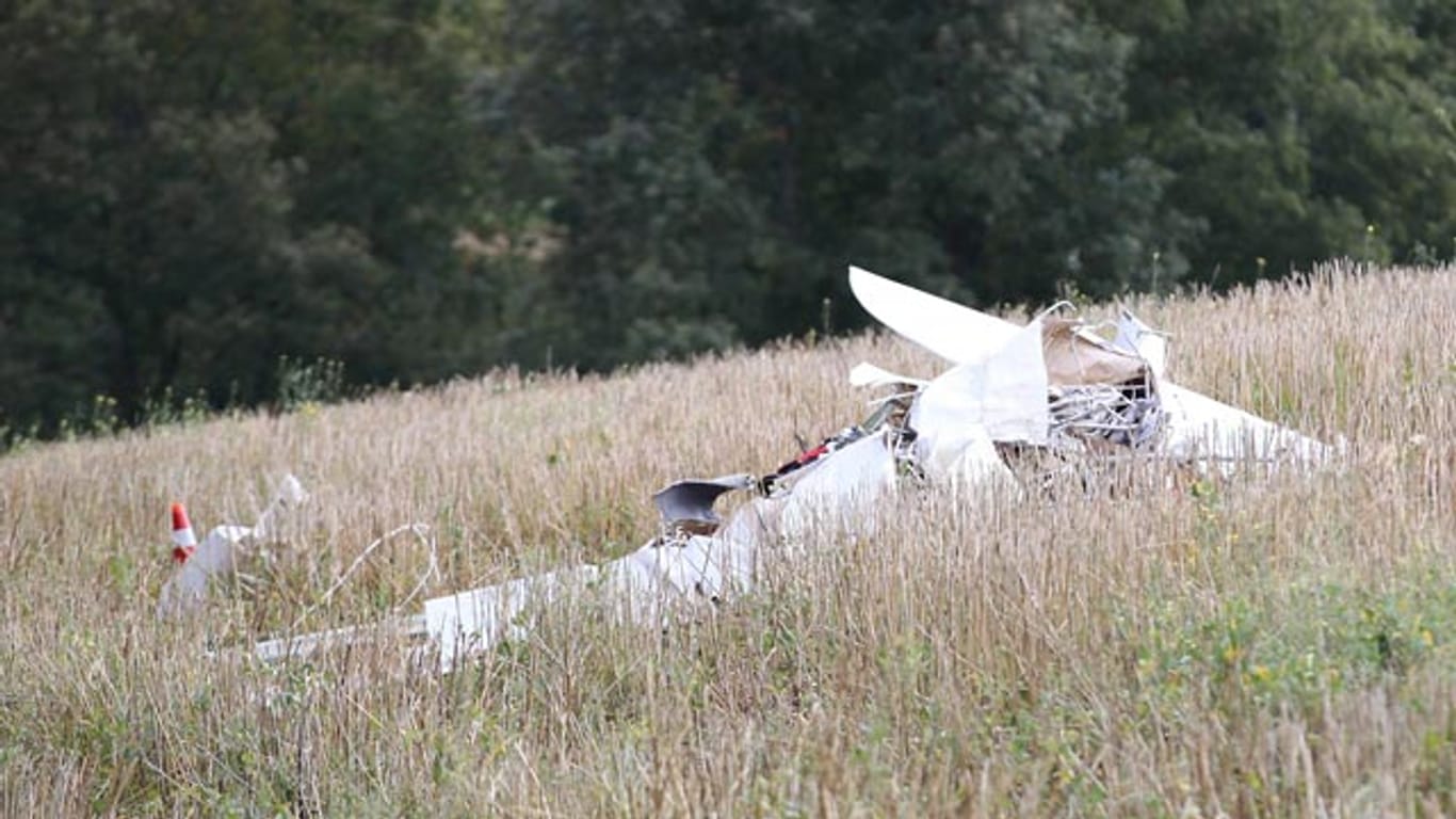 Beim Absturz eines Kleinflugzeugs in Nordhessen sind zwei Menschen ums Leben gekommen.