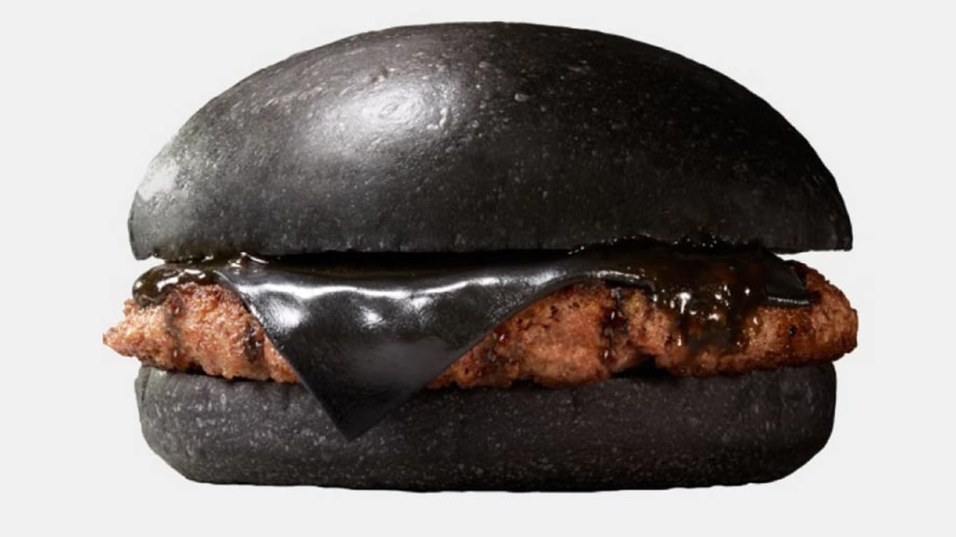 Der "Kuro Burger" ist keineswegs verbrannt. Seine schwarze Farbe erhält er mithilfe von Bambuskohle und Tintenfischtinte.