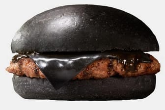 Der "Kuro Burger" ist keineswegs verbrannt. Seine schwarze Farbe erhält er mithilfe von Bambuskohle und Tintenfischtinte.