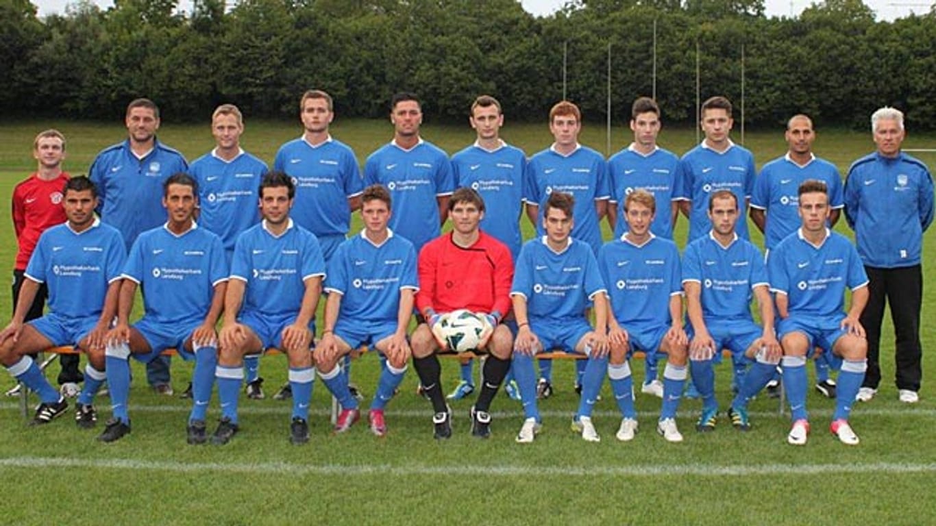 Die 1. Mannschaft des FC Lenzburg beim Fotoshooting.