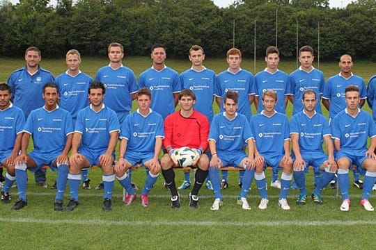 Die 1. Mannschaft des FC Lenzburg beim Fotoshooting.