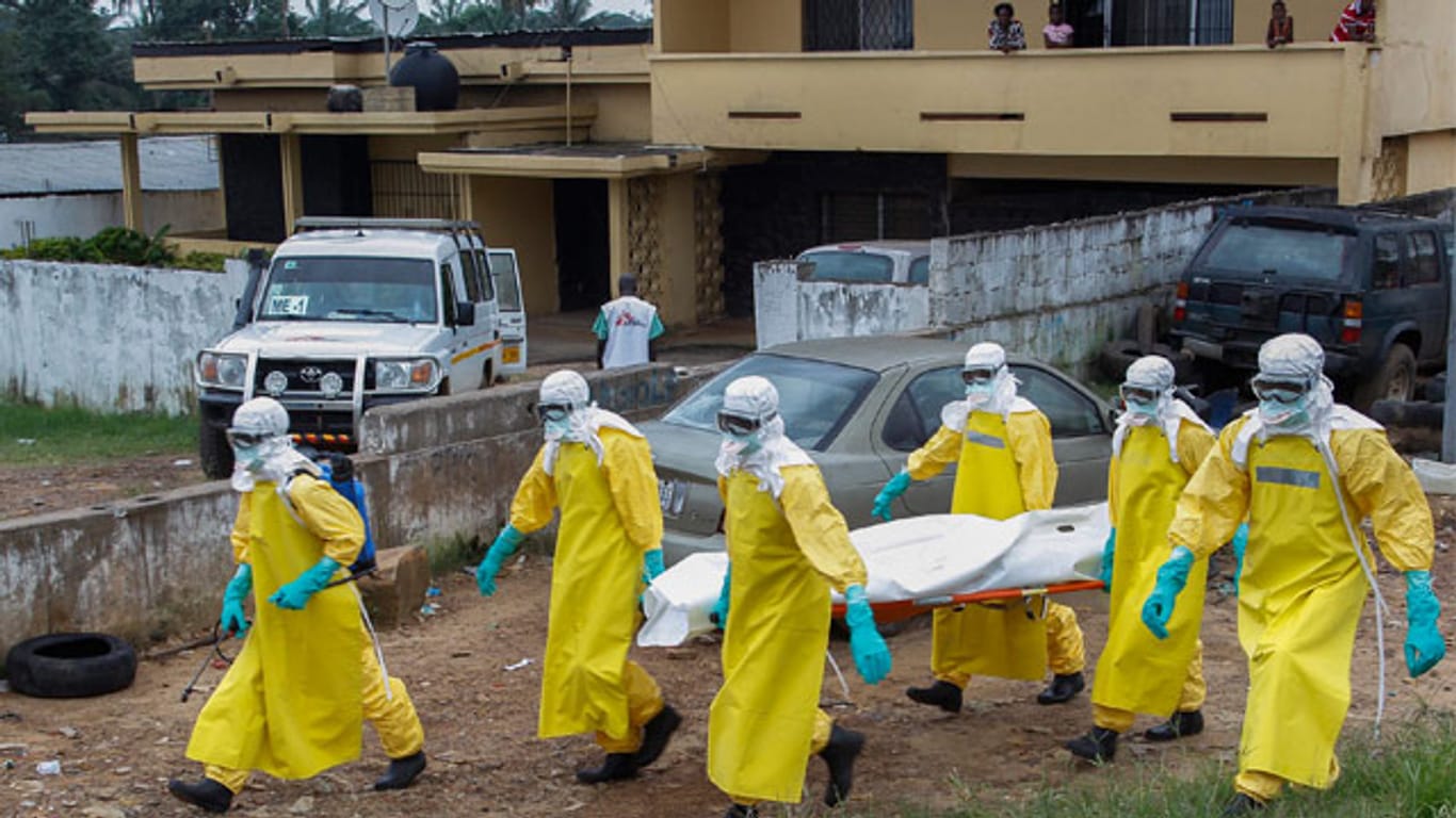 WHO-Mitarbeiter transportieren in Liberia Leichen ab
