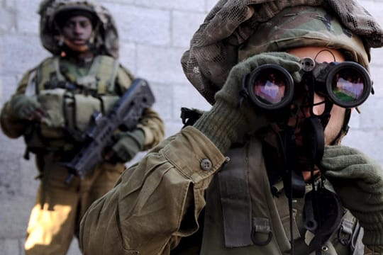 Israelische Soldaten spitzeln unverdächtige Zivilisten aus - und achten dabei besonders auf "pikante Details"