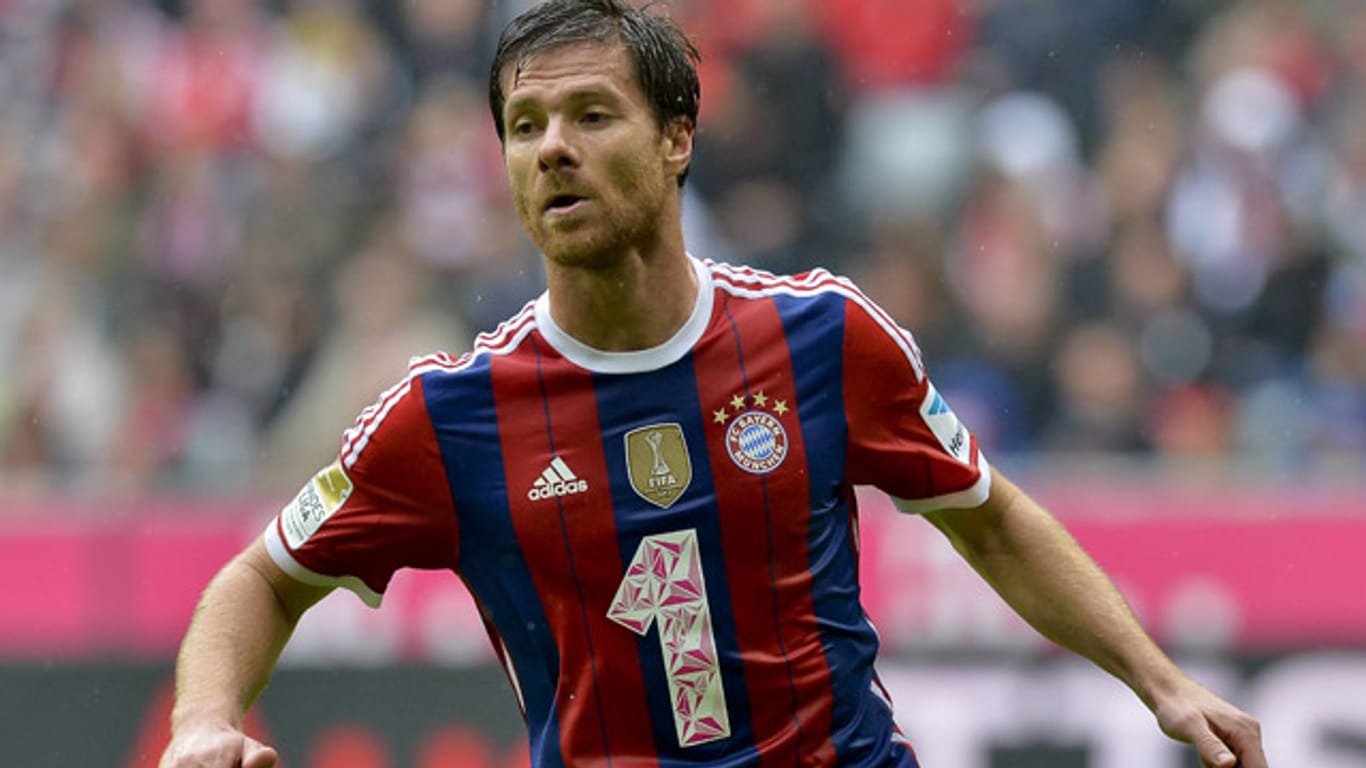 Xabi Alonso hat im Spiel des FC Bayern alles im Griff.