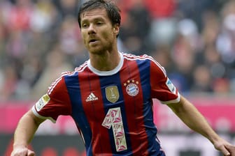 Xabi Alonso hat im Spiel des FC Bayern alles im Griff.