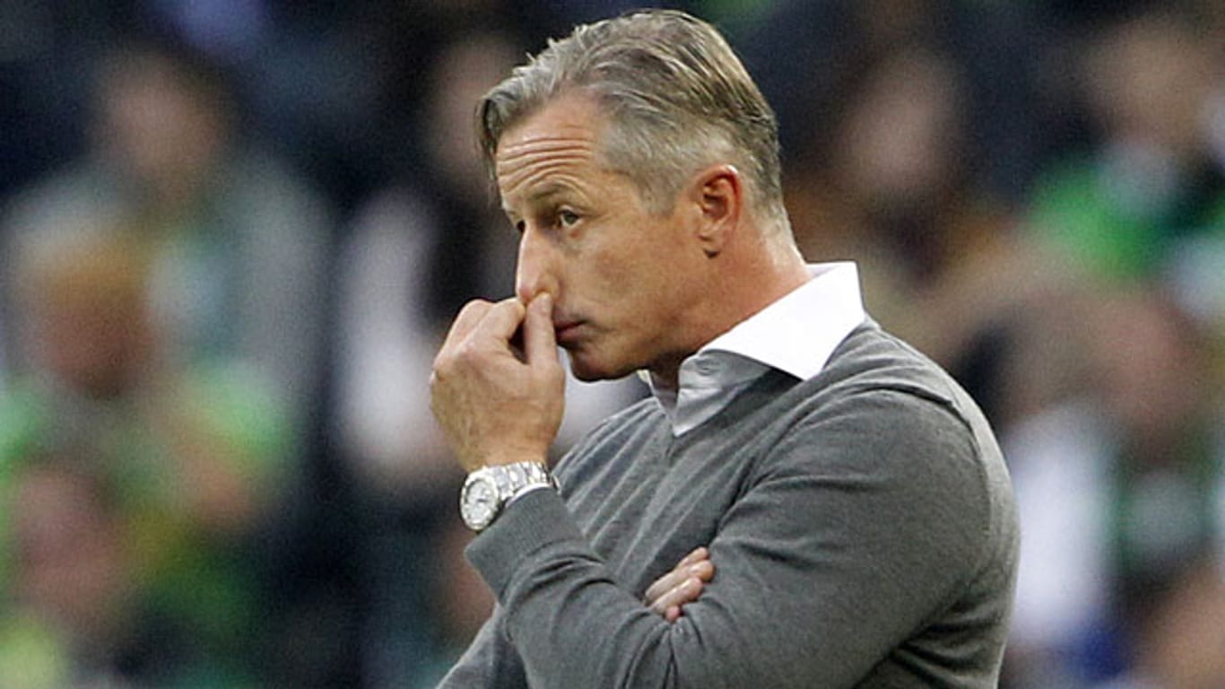Schalkes Trainer Jens Keller blickt schwierigen Zeiten entgegen.