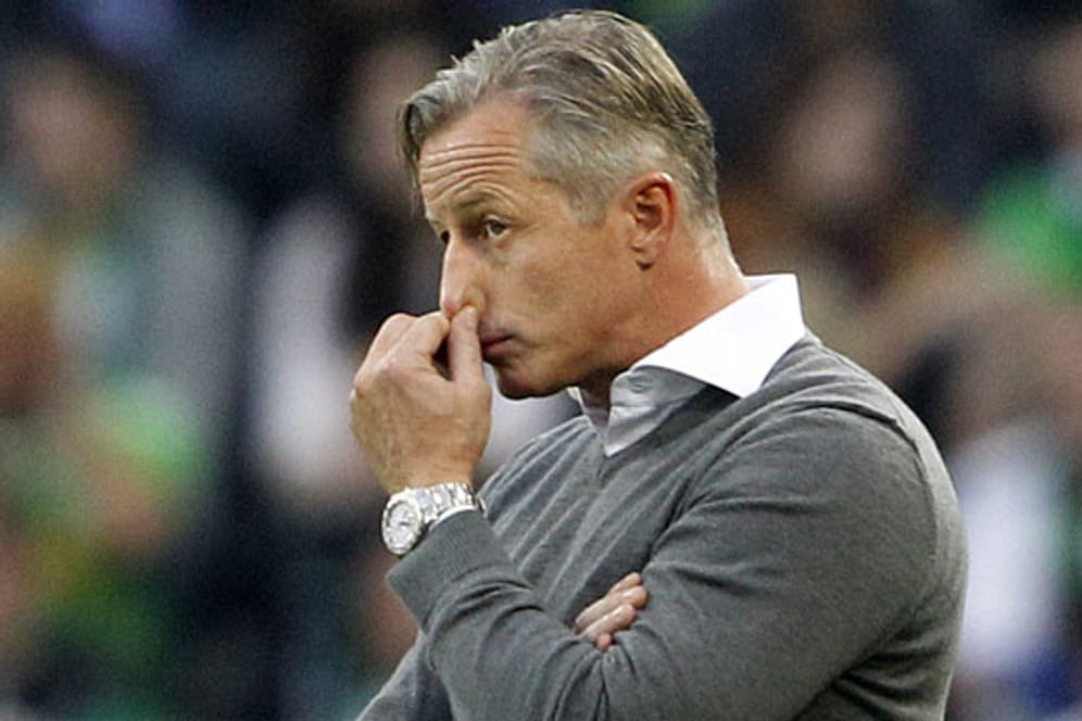 Schalkes Trainer Jens Keller blickt schwierigen Zeiten entgegen.