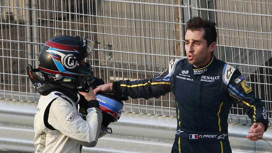 Nick Heidfeld (li.) und Nicolas Prost diskutieren nach dem Crash beim Formel-E-Auftakt.