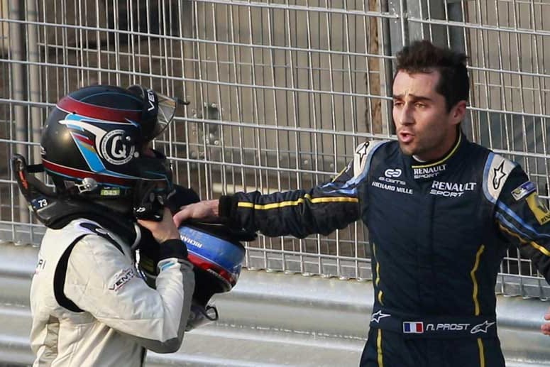 Nick Heidfeld (li.) und Nicolas Prost diskutieren nach dem Crash beim Formel-E-Auftakt.