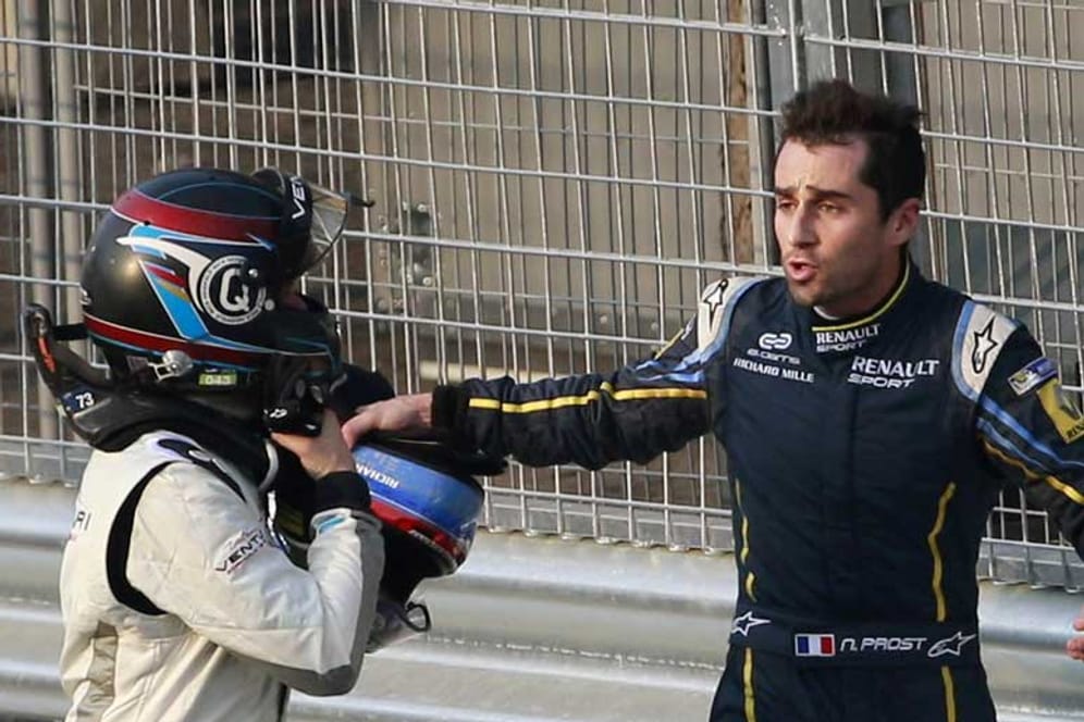 Nick Heidfeld (li.) und Nicolas Prost diskutieren nach dem Crash beim Formel-E-Auftakt.