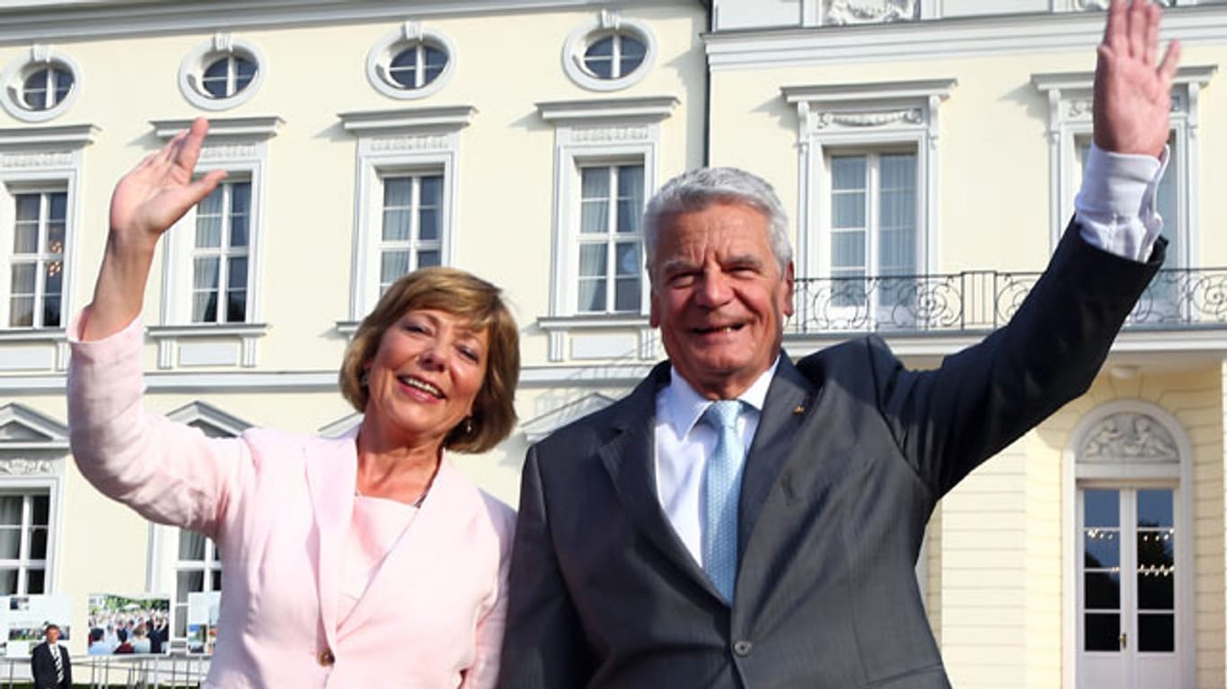 Bundespräsident Joachim Gauck mit seiner Lebensgefährtin Daniela Schadt vor seinem Amtssitz, dem Schloss Bellevue.