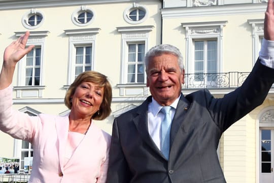 Bundespräsident Joachim Gauck mit seiner Lebensgefährtin Daniela Schadt vor seinem Amtssitz, dem Schloss Bellevue.